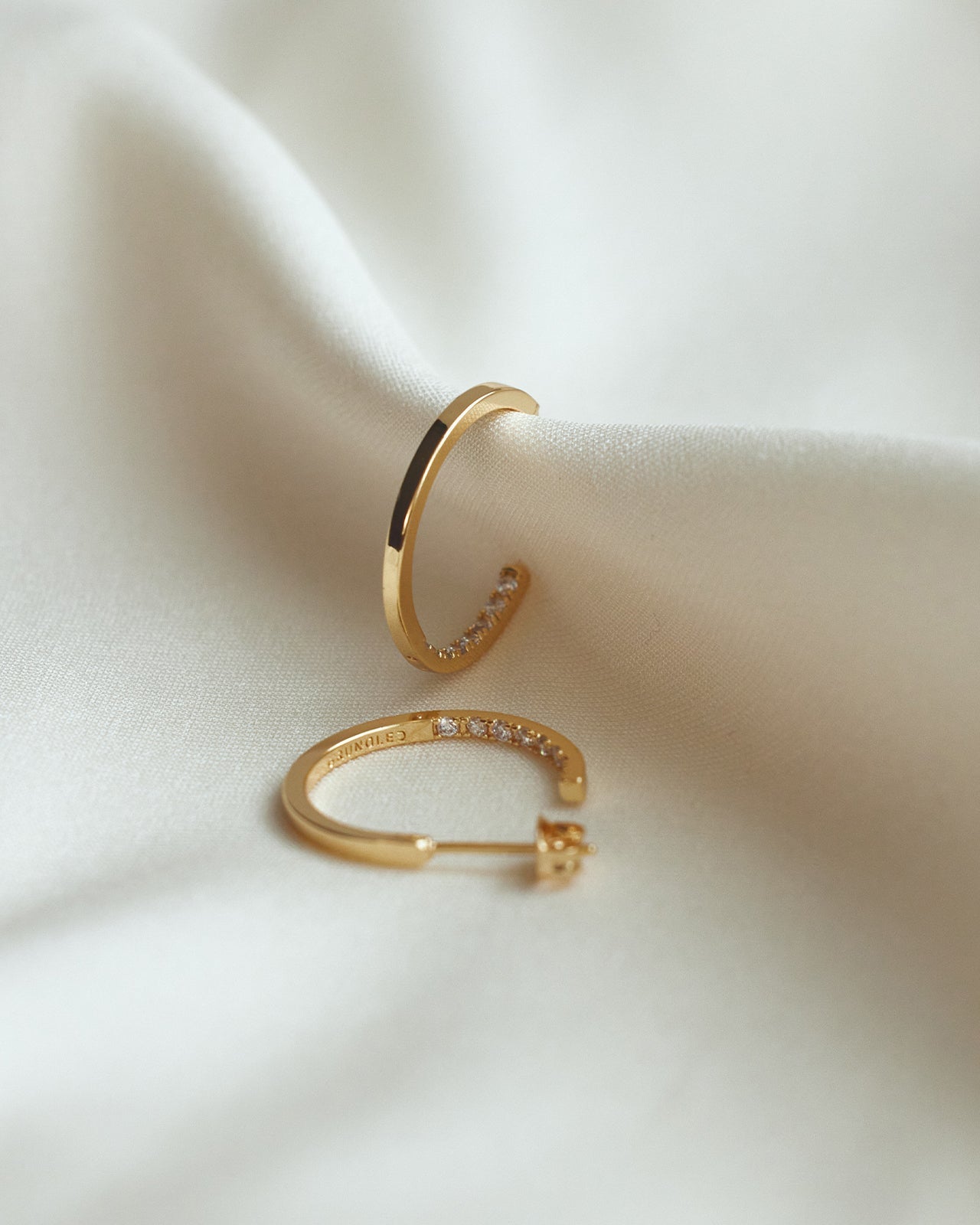 <tc>Smyckesset - Scarlett Halsband / Scarlett <!-- x-tinymce/html -->Örhängen / Scarlett Ring - 18 karat guldpläterad</tc>