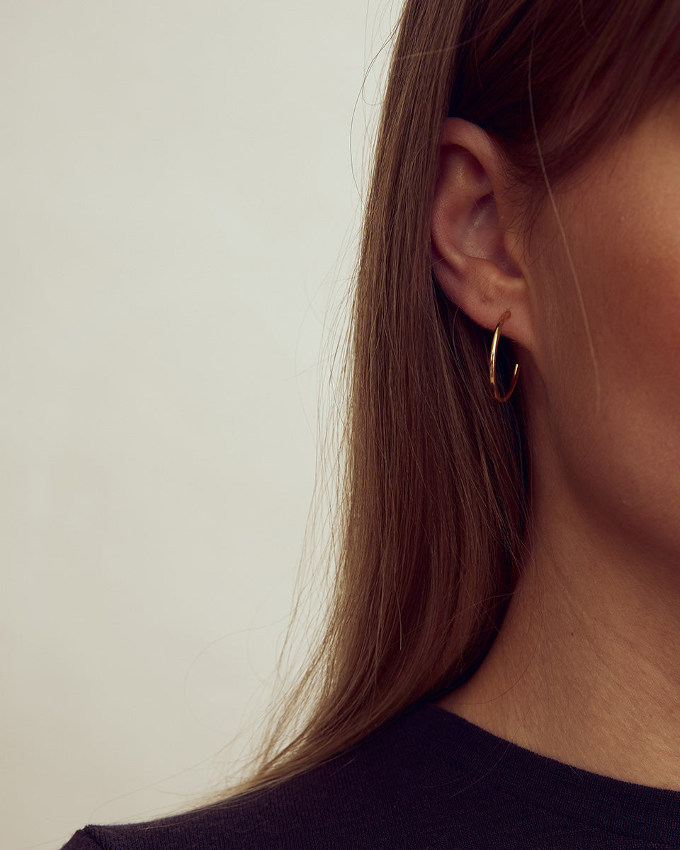 Saga Örhängen MEDIUM - 18 karats guldpläterade