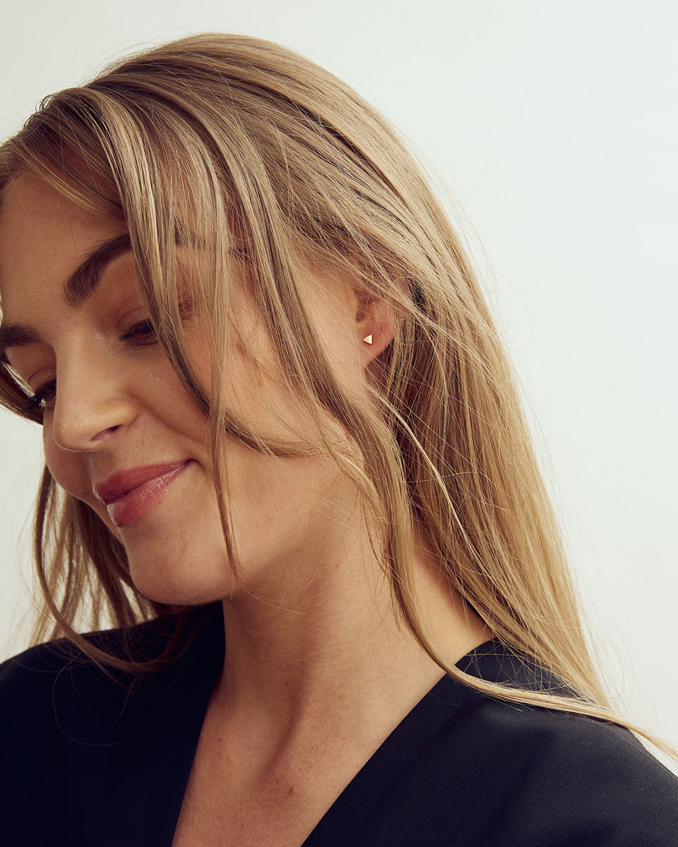 Pil Studs - 18 karats guldpläterade