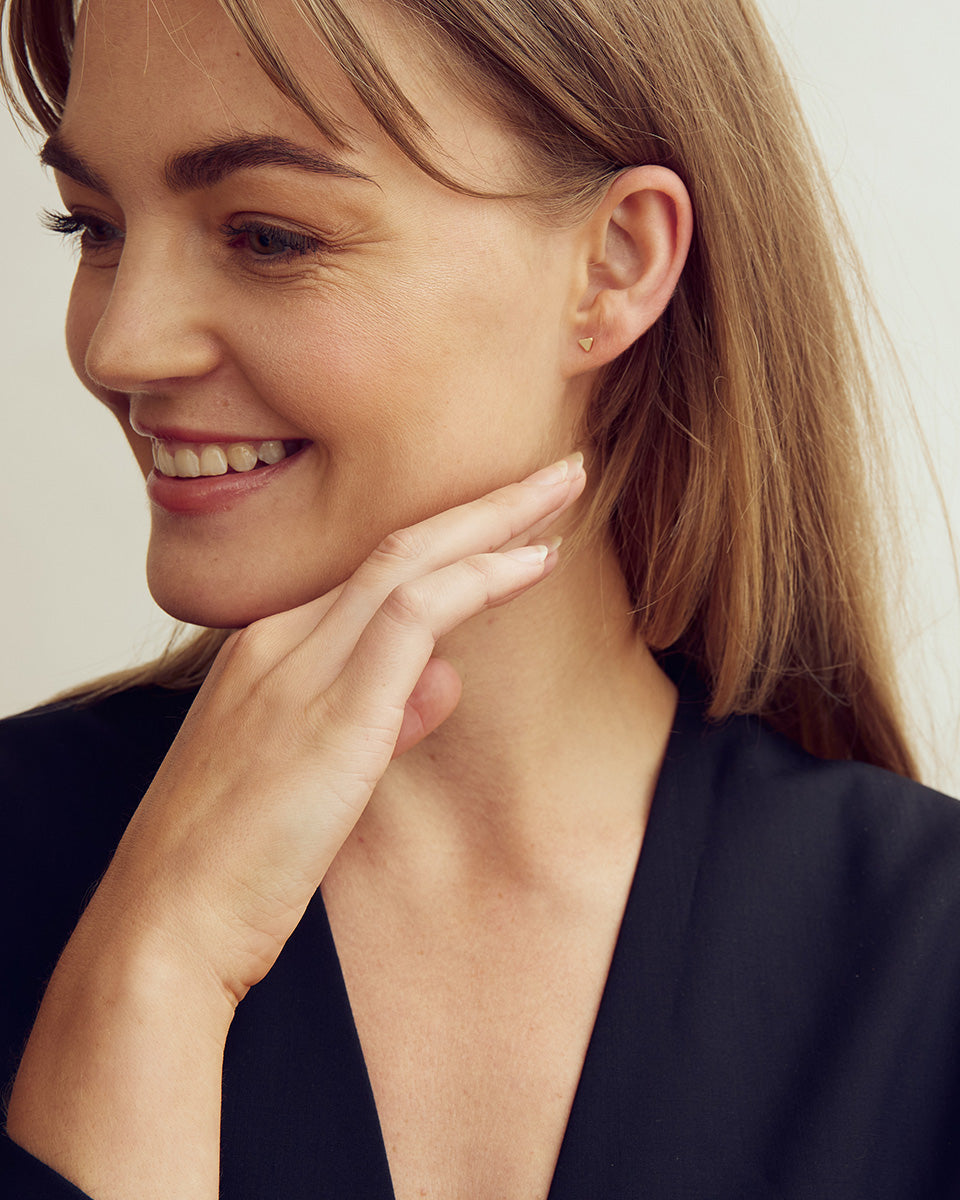 Pil Studs - 18 karats guldpläterade