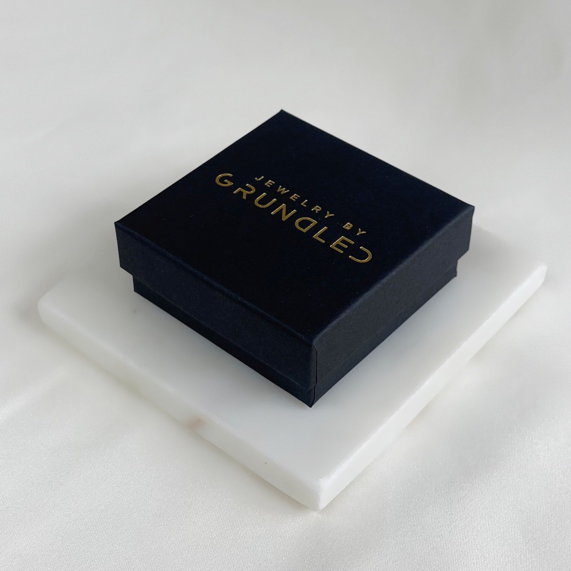 <tc>Smyckesset - Scarlett Halsband / Scarlett <!-- x-tinymce/html -->Örhängen / Scarlett Ring - 18 karat guldpläterad</tc>