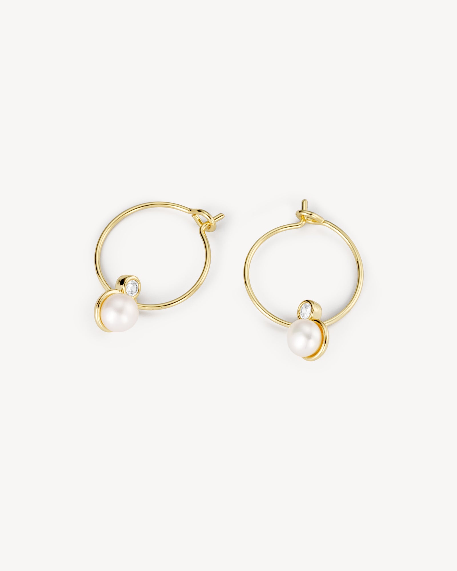 Isola Hoop Perle Øreringe - Zirkonia - Forgyldt