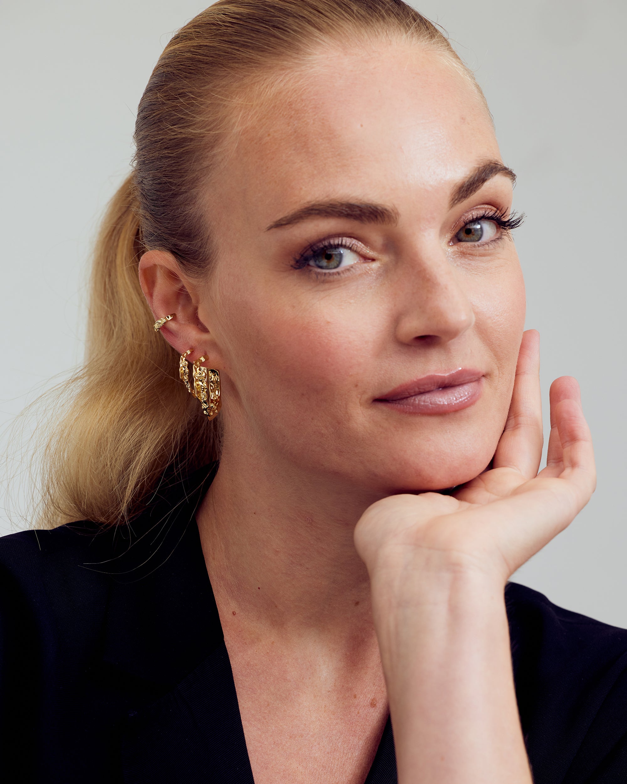 <tc>Smyckesset - Scarlett Halsband / Scarlett <!-- x-tinymce/html -->Örhängen / Scarlett Ring - 18 karat guldpläterad</tc>