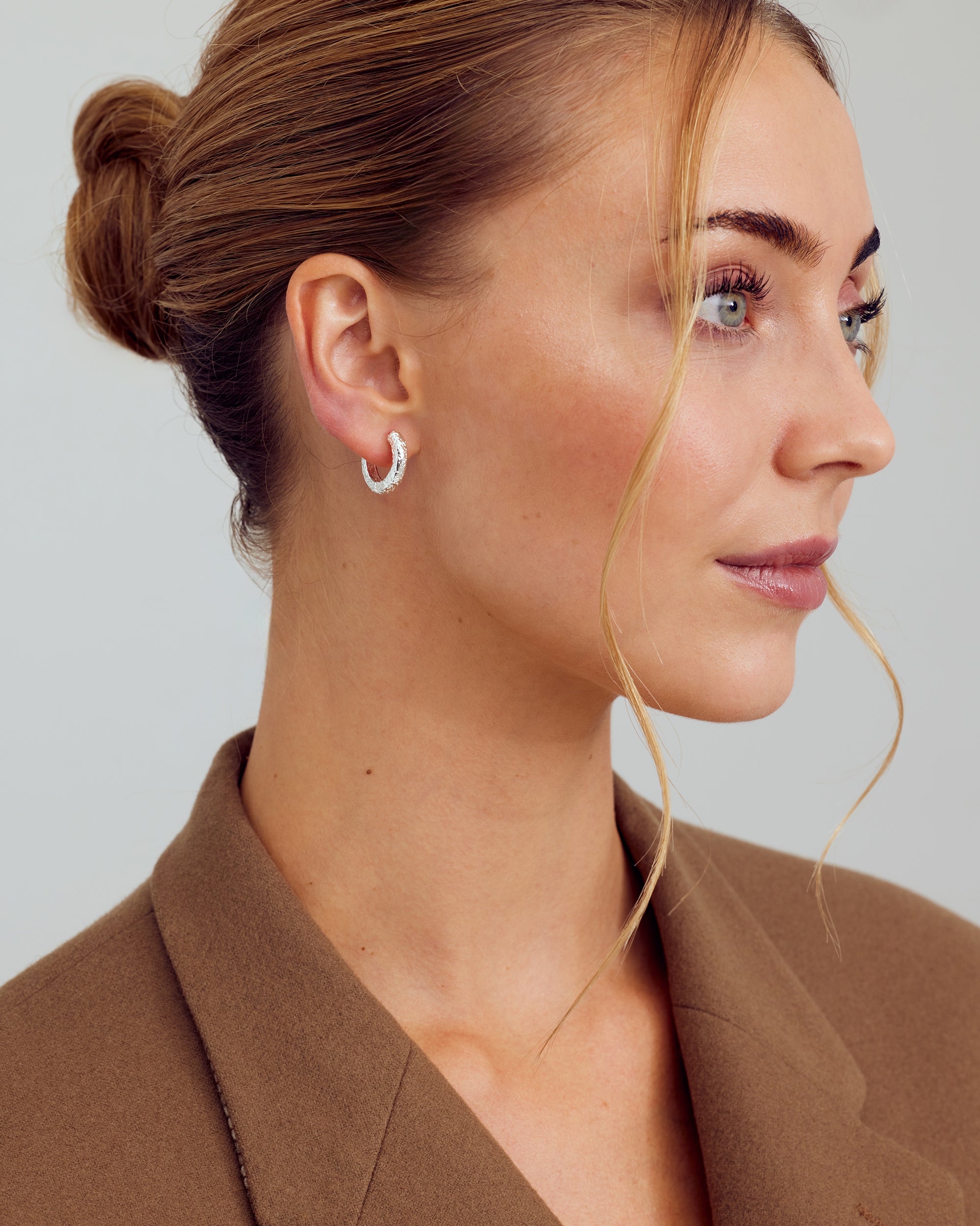 <tc>Saga Örhängen SMALL - 18 karats guldpläterade</tc>