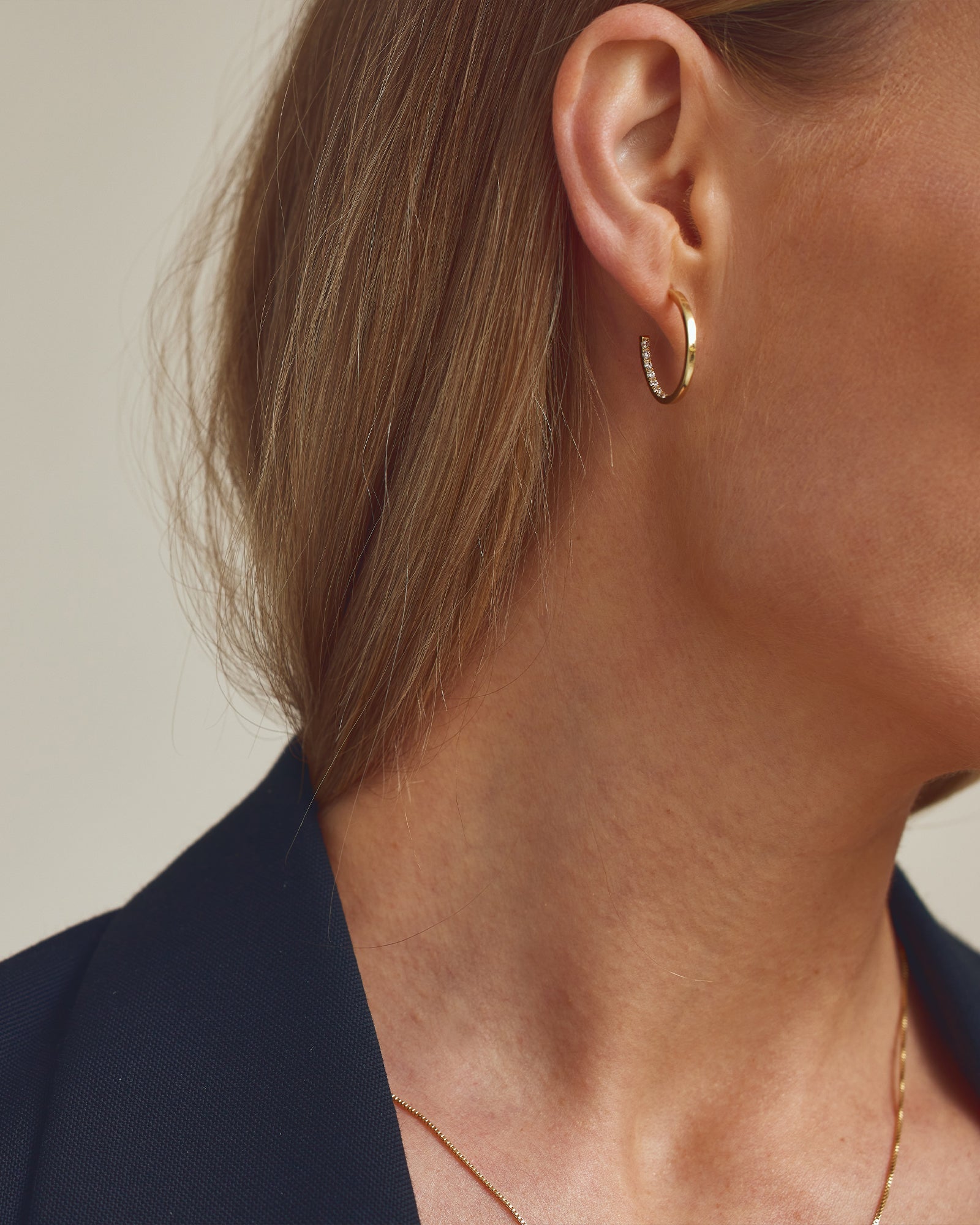 <tc>Smyckesset - Scarlett Halsband / Scarlett <!-- x-tinymce/html -->Örhängen / Scarlett Ring - 18 karat guldpläterad</tc>