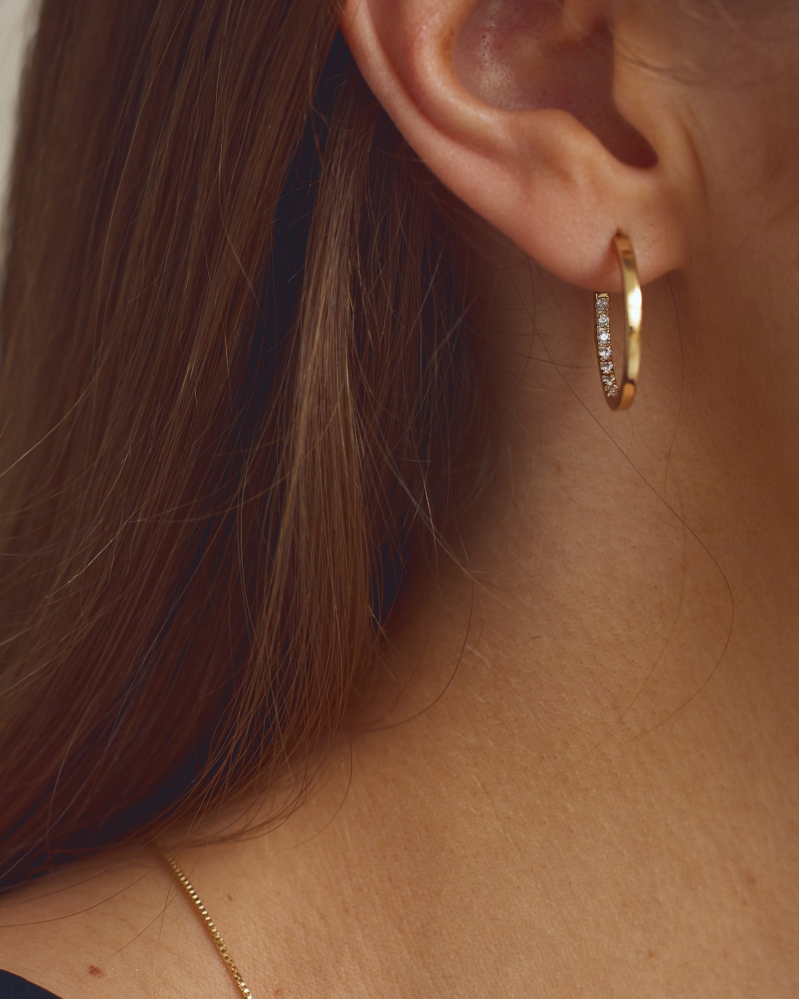 <tc>Smyckesset - Scarlett Halsband / Scarlett <!-- x-tinymce/html -->Örhängen / Scarlett Ring - 18 karat guldpläterad</tc>