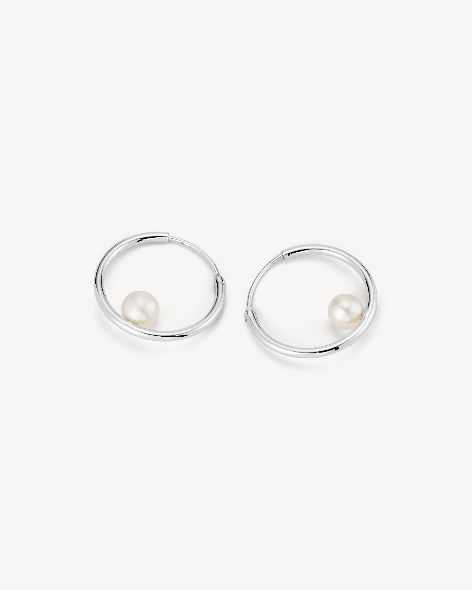 Vega Hoop Perle Øreringe - Sølvbelagt