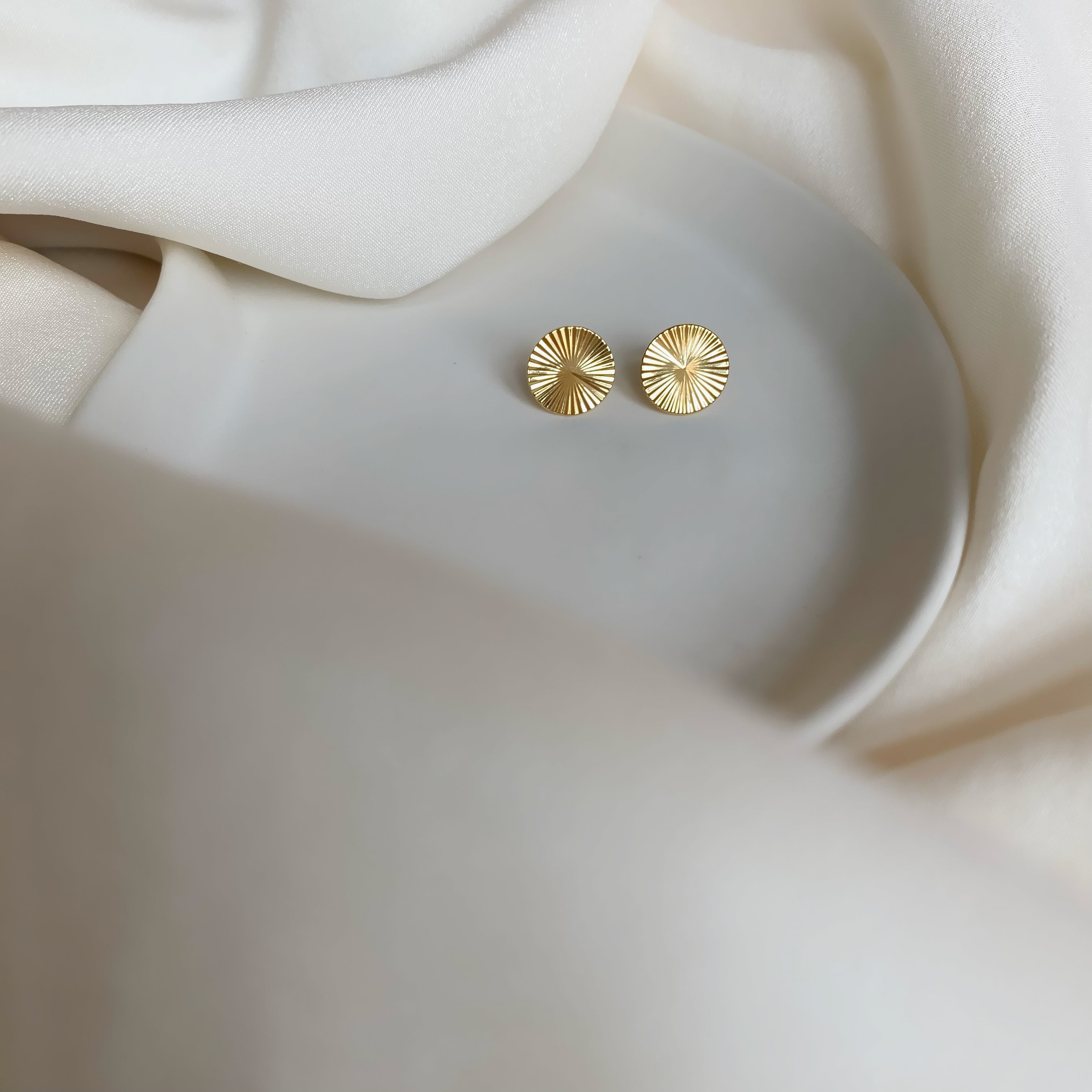 <tc>Scarlett Stud Earrings LARGE - 18 carat gold plated</tc>