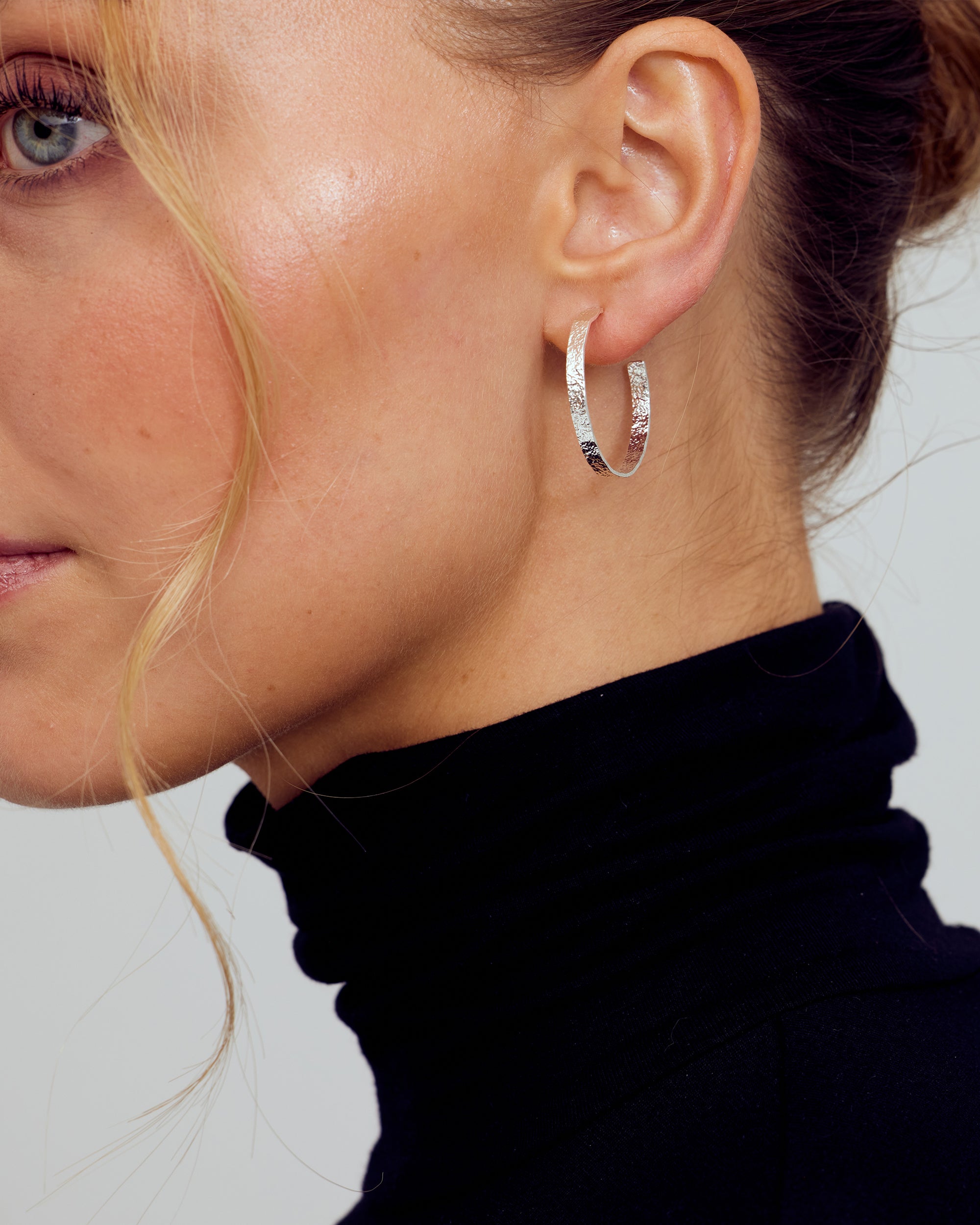 <tc>Saga Örhängen SMALL - 18 karats guldpläterade</tc>