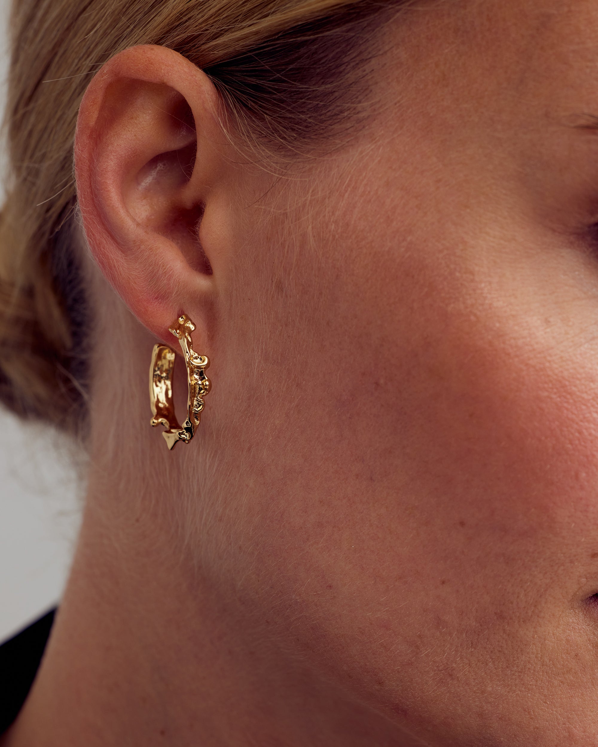 Noelle Øreringe Mellem Hoop - 18 karat forgyldt