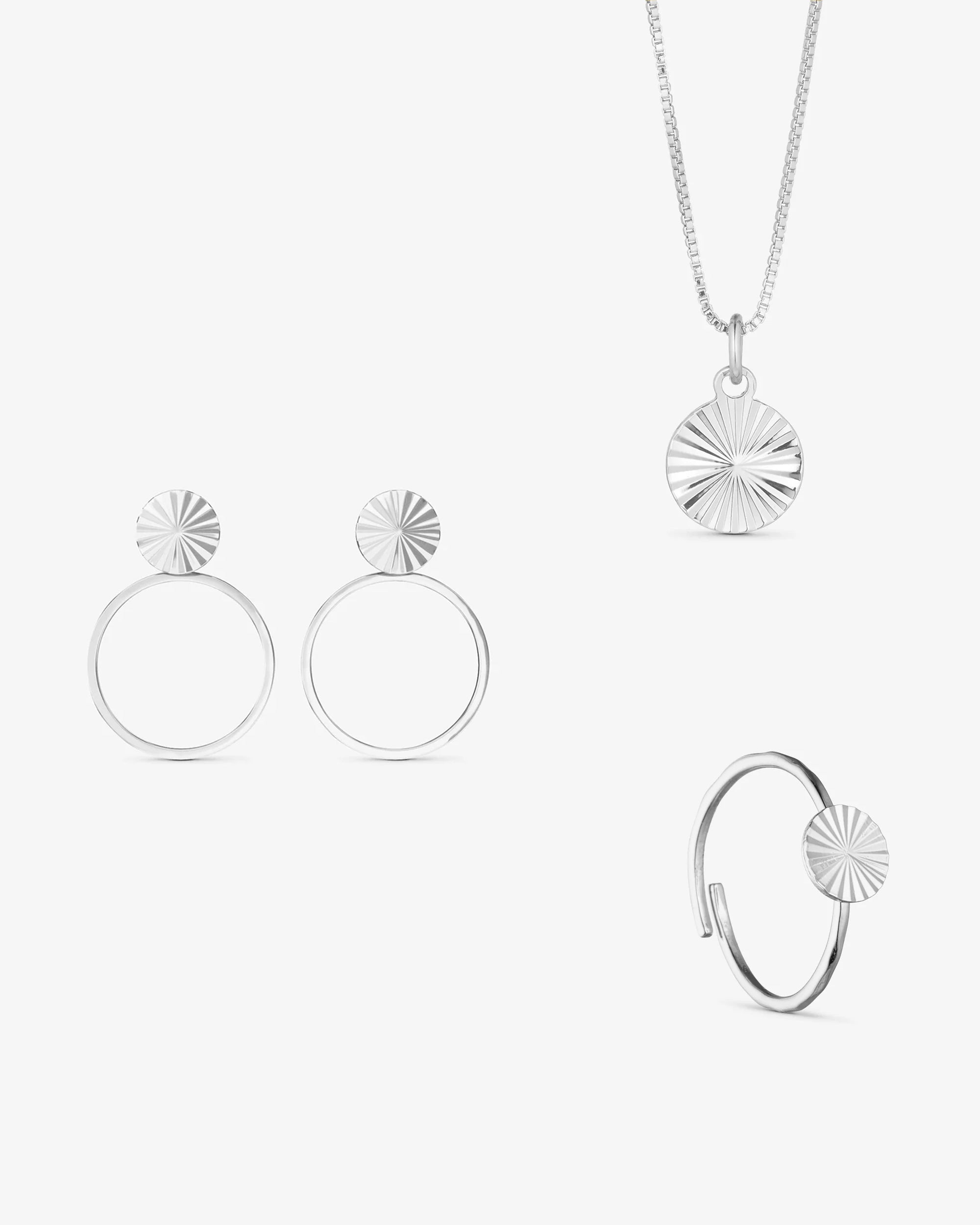 <tc>Smyckesset - Scarlett Halsband / Scarlett <!-- x-tinymce/html -->Örhängen  / Scarlett Ring - Silverpläterad</tc>
