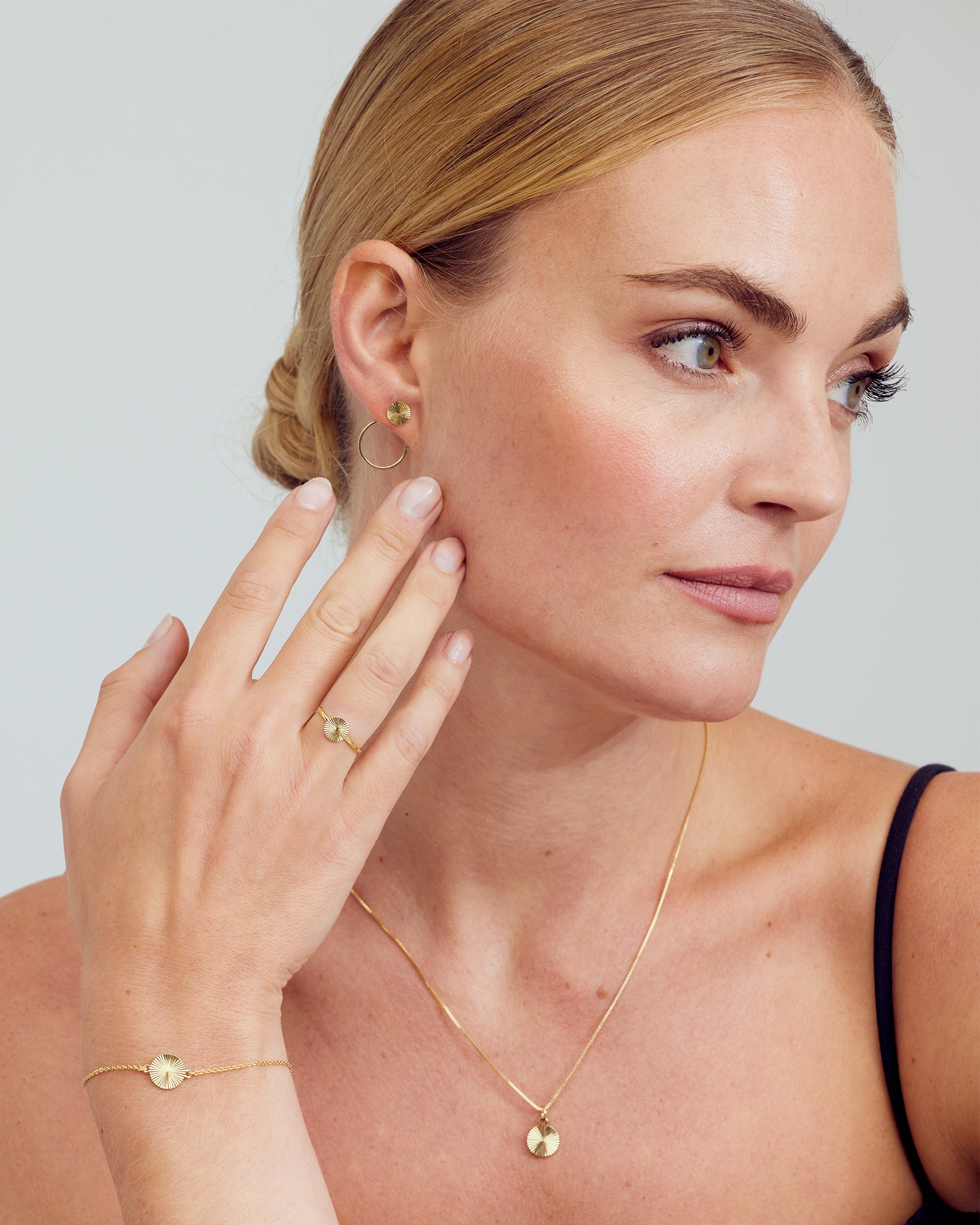<tc>Smyckesset - Scarlett Halsband / Scarlett <!-- x-tinymce/html -->Örhängen / Scarlett Ring / Scarlett Armband - 18 karat guldpläterad</tc>