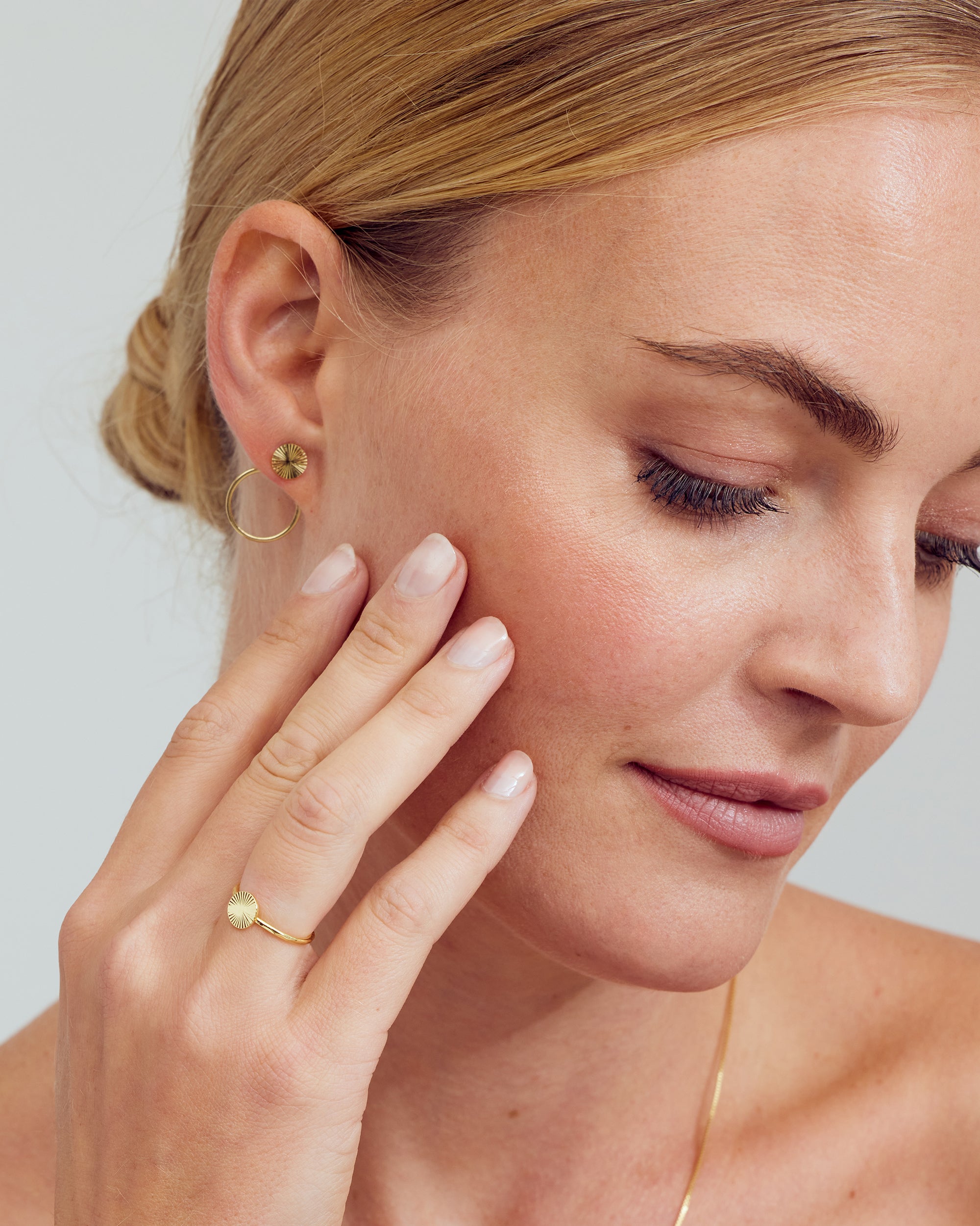 <tc>Smyckesset - Scarlett Örhängen / Scarlett Ring - 18 karat guldpläterad</tc>