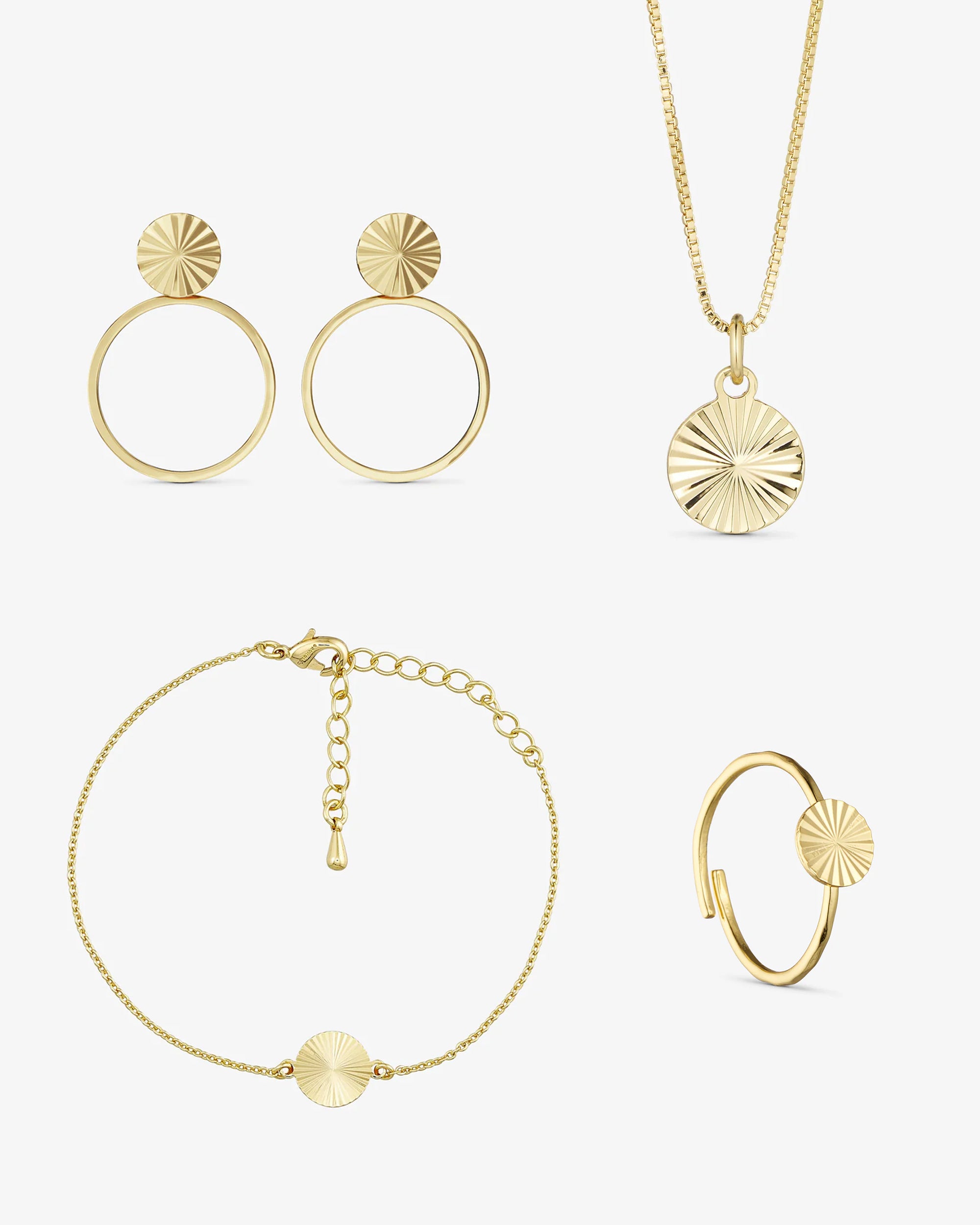 <tc>Smyckesset - Scarlett Halsband / Scarlett <!-- x-tinymce/html -->Örhängen / Scarlett Ring / Scarlett Armband - 18 karat guldpläterad</tc>