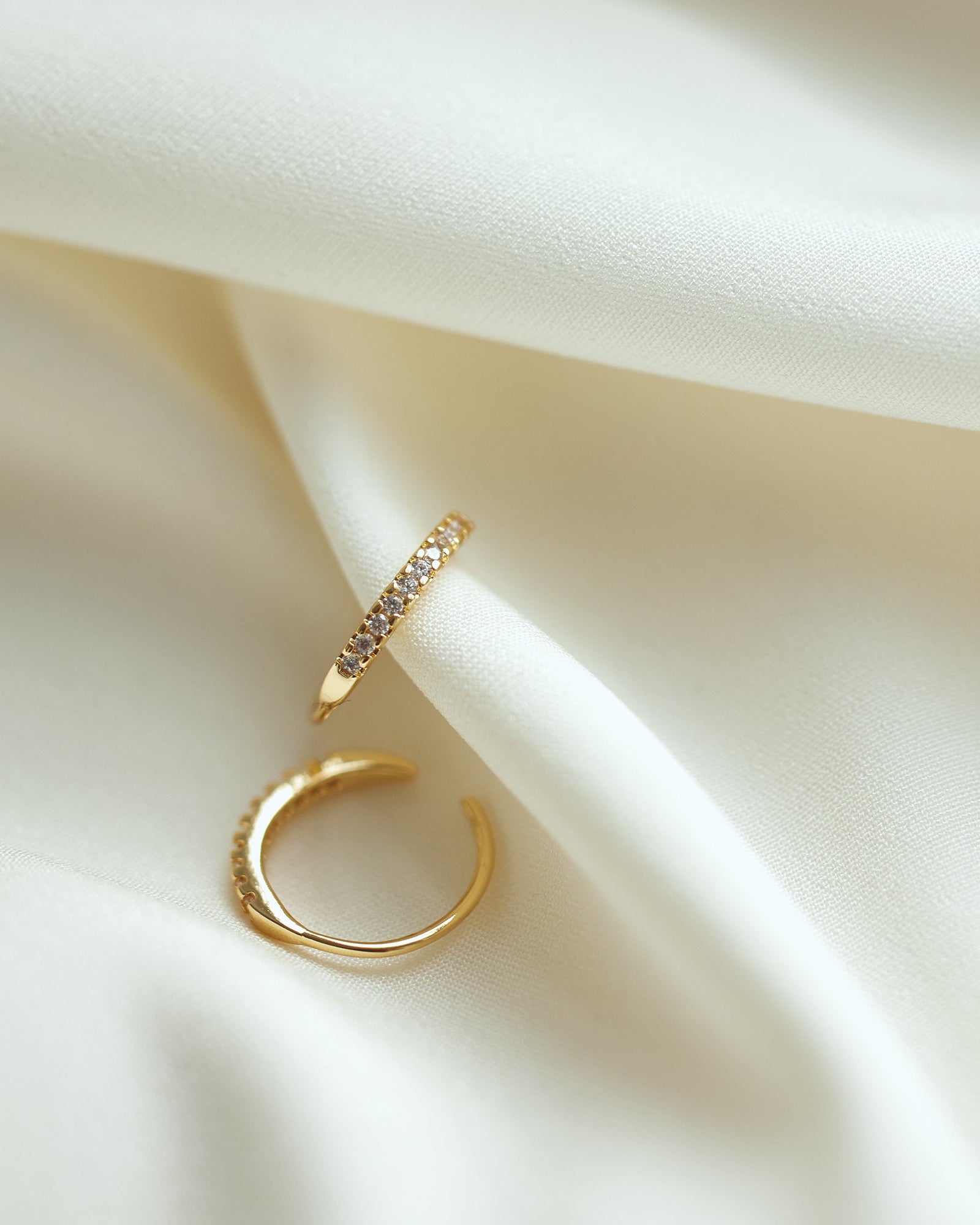Smyckesset - Elin Örhängen / Elin Ring - 18 karat guldpläterad