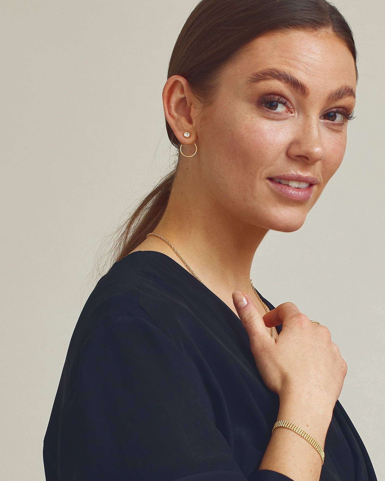 <tc>Smyckesset - Agnes Halsband / Agnes Örhängen - 18 karat guldpläterad</tc>