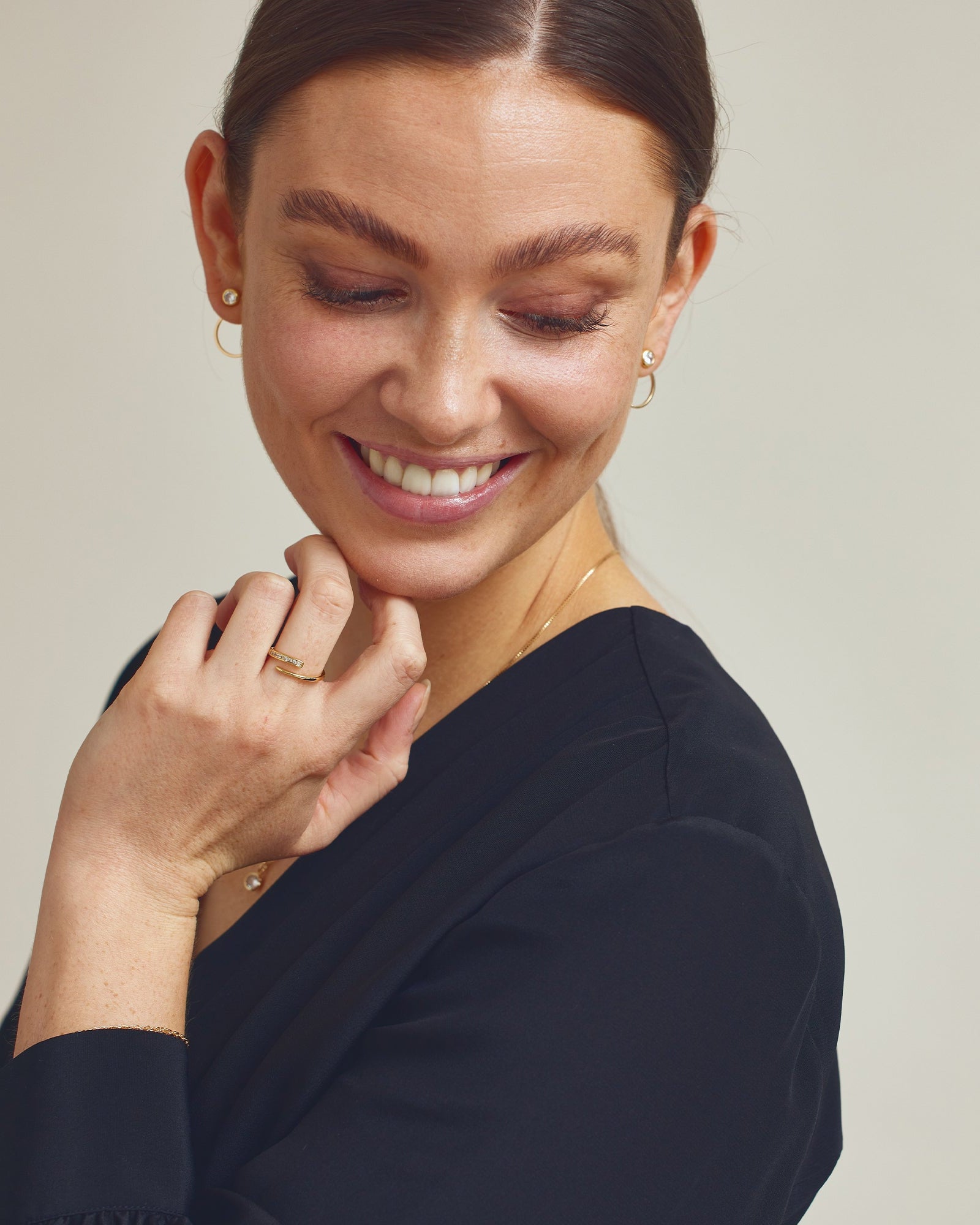 <tc>Smyckesset - Agnes Halsband / Agnes Örhängen - 18 karat guldpläterad</tc>