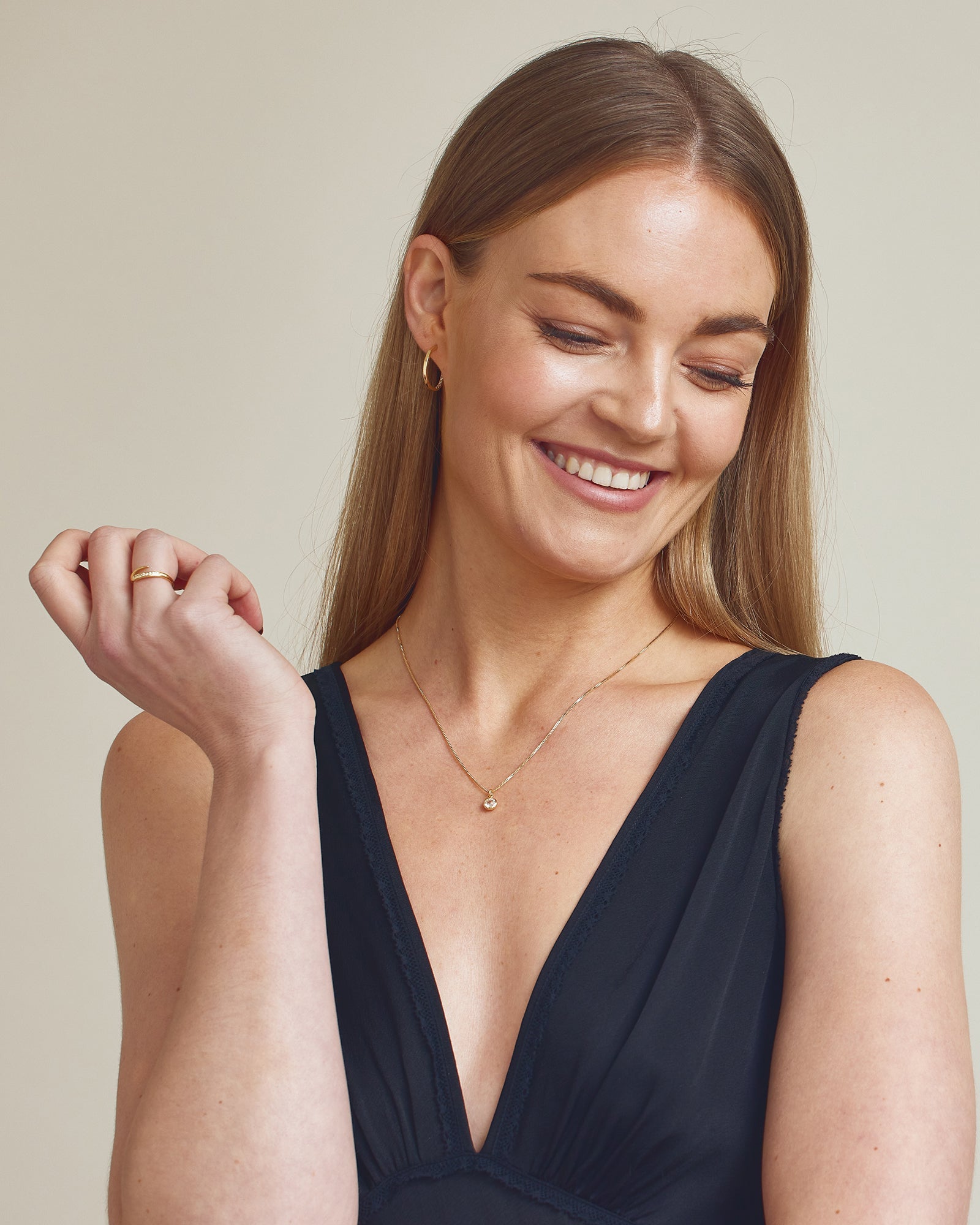 <tc>Smyckesset - Agnes Halsband / Agnes Örhängen - 18 karat guldpläterad</tc>